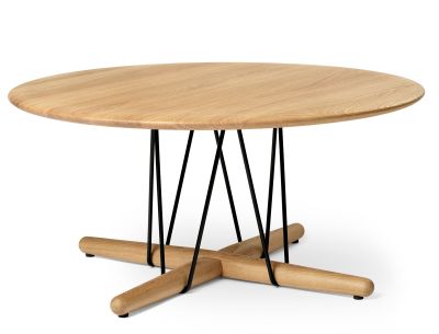 Embrace Lounge Table von Carl Hansen & Søn: Runder Eichentisch mit schwarzem Edelstahlgestell.